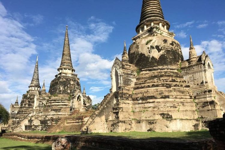Situs Warisan Dunia UNESCO ini menawarkan pemandangan reruntuhan kota kuno Ayutthaya.
