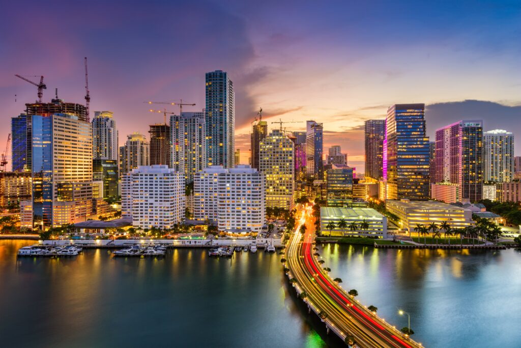 Miami menawarkan pantai-pantai yang indah, kehidupan malam yang meriah,