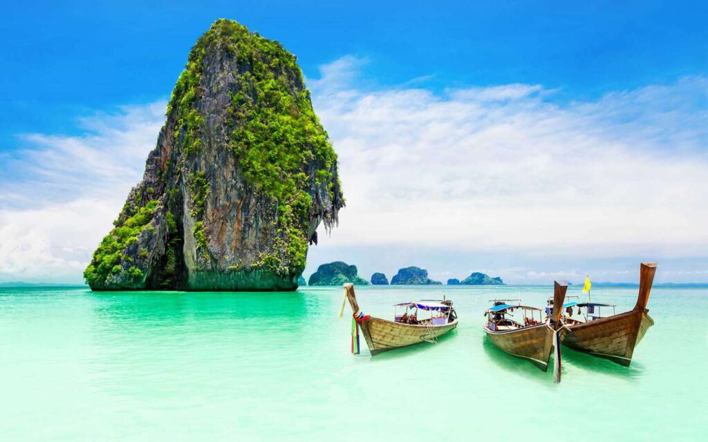 Pulau terbesar di Thailand ini menawarkan pantai-pantai yang indah dengan air yang jernih